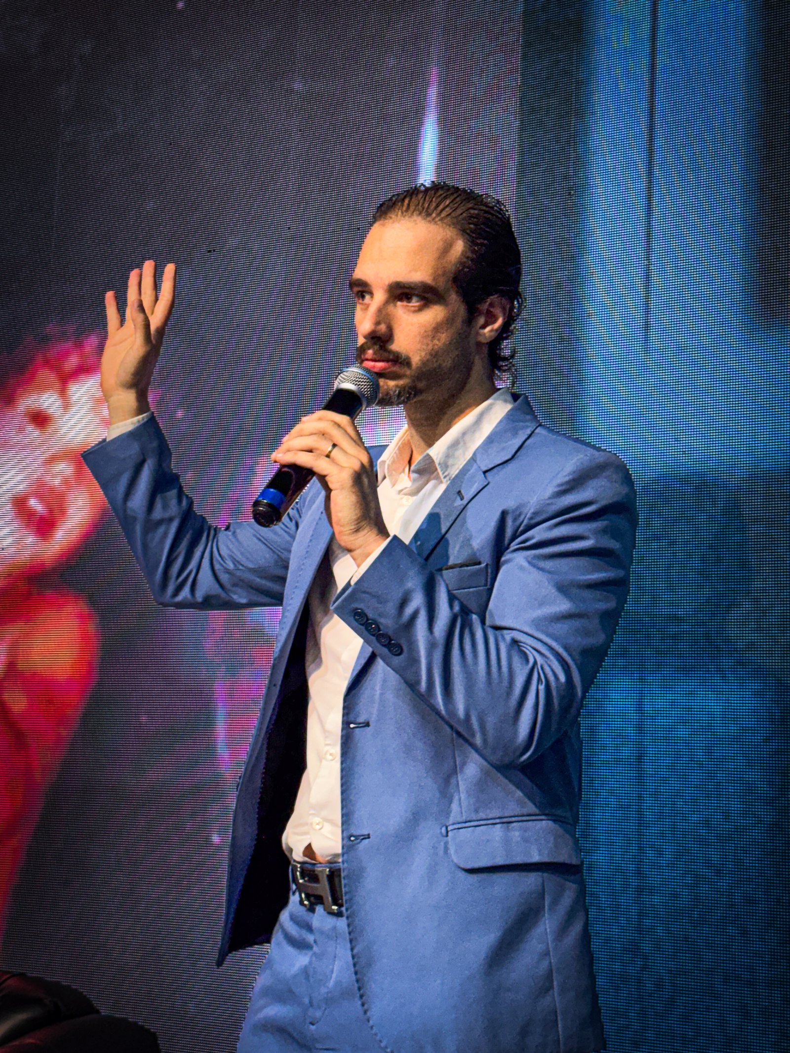 Norberto Brunato conduzindo imersão no palco
